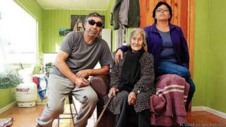 Estela, junto a su hermano Luis y a la mujer de él, Juana.