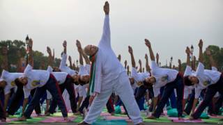 साल 2015 में अंतरराष्ट्रीय योग दिवस पर योग करते प्रधानमंत्री नरेंद्र मोदी.