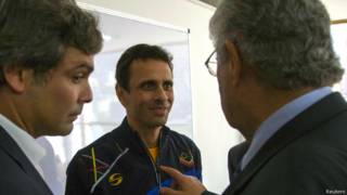 Capriles (centro) com os senadores Roberto Requião e Lindbergh Farias, na quinta-feira (Reuters)