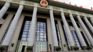 一名保安在人民大會堂外