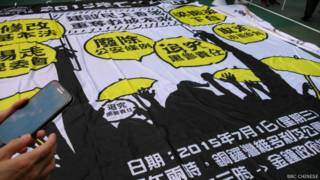 今年香港七一大游行以“建设民主香港,重夺我城未来”为题(BBC中文网记者蔡晓颖摄)。