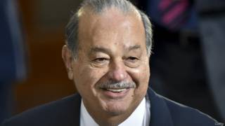 El multimillonario mexicano Carlos Slim sonríe.
