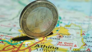 Монета в 1 евро на карте Греции