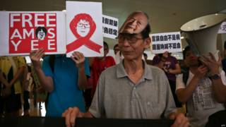 香港群眾在新加坡總領館門外抗議聲援余澎杉(5/7/2015)