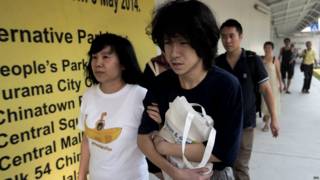 餘彭杉(右)在母親陪同下離開新加坡國家法院(6/7/2015)