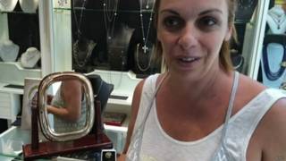 Nikki em loja no bairro luxuoso de Kifissia