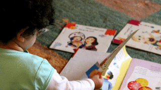 Niño con libros