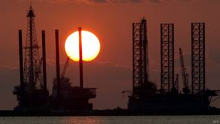 Plataformas petroleras al atardecer en el Golfo de México
