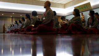 上海一座佛寺内信众在聆听法师讲经(8/7/2015)