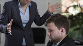 Женщина-босс ругает подчиненного