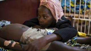 Mãe acompanha criança com malária (Foto: AFP)