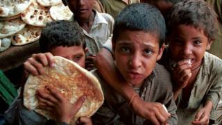 कराची रेस्टॉरेंट के बाहर खड़े बच्चे