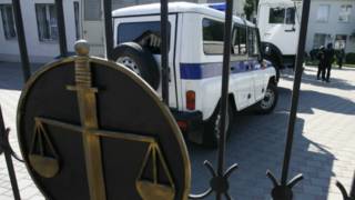 Автозак в Росії біля будівлі суду