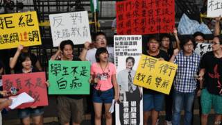 反黑箱课纲学生7月23日在教育部前抗议。