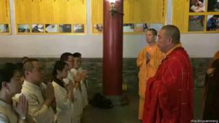8月1日上午,释永信在少林寺经堂为少林文化丝路行护法居士团授三皈五戒(图片来源:少林寺官方网站微博)
