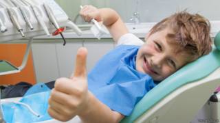 Niño contento en el dentista.