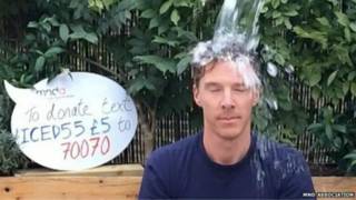 El actor Benedict Cumberbatch haciendo el Desafío de la Cubeta helada en verano de 2014