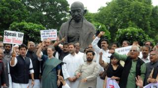 संसद परिसर में कांग्रेस का प्रदर्शन