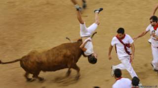 Participante é atingido durante tourada em Pamplona, Espanha (Foto: Alvaro Barrientos/AP)