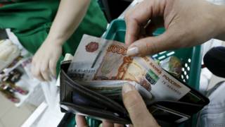 Рублевые купюры в кошельке