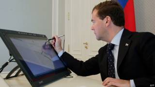 Дмитрий Медведев перед компьютером