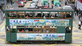 復古電車120號在香港德輔道中通過(資料圖片)