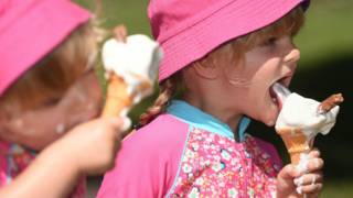 Niña comiendo helado