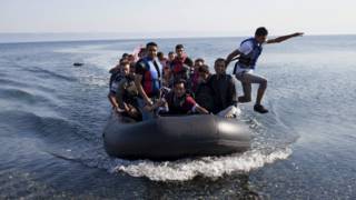 Refugiados sírios chegando à ilha grega de Lesbos, nesta sexta-feira (Reuters)