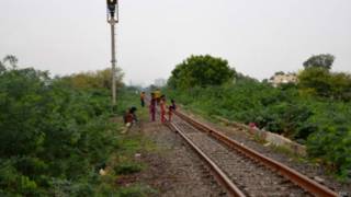 पटरी किनारे शौच करते लोग