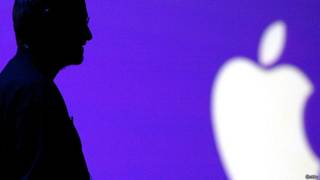 Стив Джобс на фоне логотипа Apple