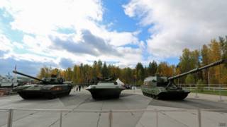 Танк "Армата" (слева)