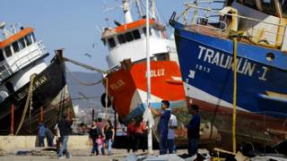 Barcos desplazados a tierra firme en Chile.