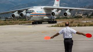 Самолет МЧС России приземляется в Латакии