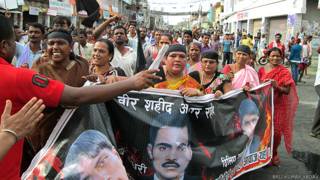 नेपाल के जनकपुर में सोमवार को प्रदर्शन करते लोग.