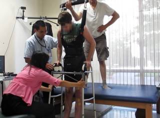 Paraplégico caminha quatro metros com ajuda de 'leitor' da mente