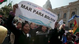 Bolivianos celebrando declaración de La Haya