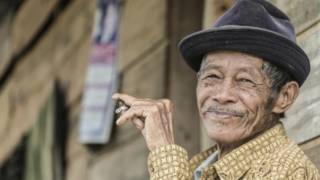 Ancianno fumador sonriendo
