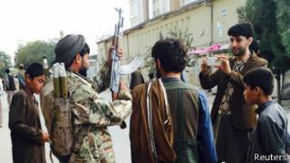Abatalebani baravuga ko bakigenzura Kunduz.