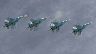 Aviones rusos Su-34 en un vuelo de demostración.