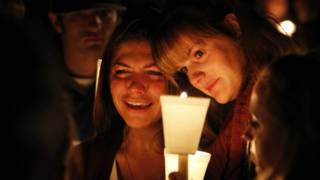 Personas asisten a una vigilia por las víctimas de la masacre de Oregon