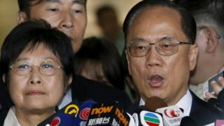 曾蔭權(左)與夫人鮑笑薇(右)在法院外向記者發言(5/10/2015)
