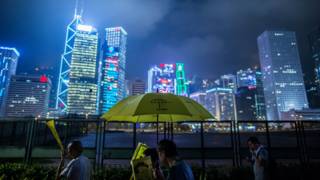 香港中環海旁群眾撐起黃色雨傘遊行紀念「佔領中環」爆發一週年(26/9/2015)