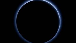 La imagen azul de las nieblas de la atmósfera de Plutón