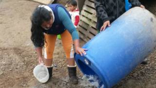 Mujer recogiendo agua