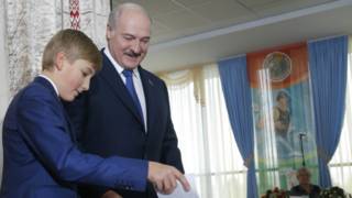 Лукашенко кенжа ўғли Николай билан тез тез кўриниш беради