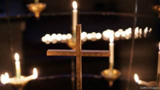 Velas encendidas de una iglesia