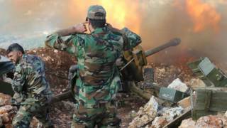 Солдаты сирийской армии ведут огонь из орудия