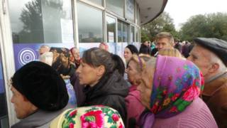 У Донецьку пенсіонери стоять у черзі