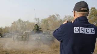 Представник ОБСЄ фотографує танки самопроголошеної ЛНР