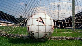 Un balón en el fondo de la red
